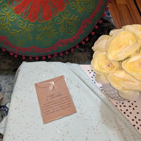 Light as a feather necklace! - Picture 1 of 6